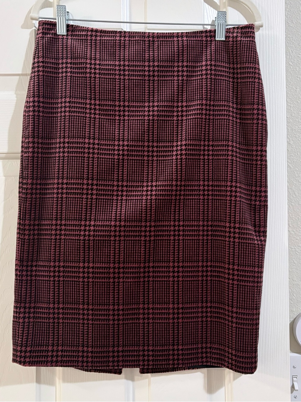 🎀Betsey Johnson Pink & Black Plaid Pencil Skirt with Bow. Like New.